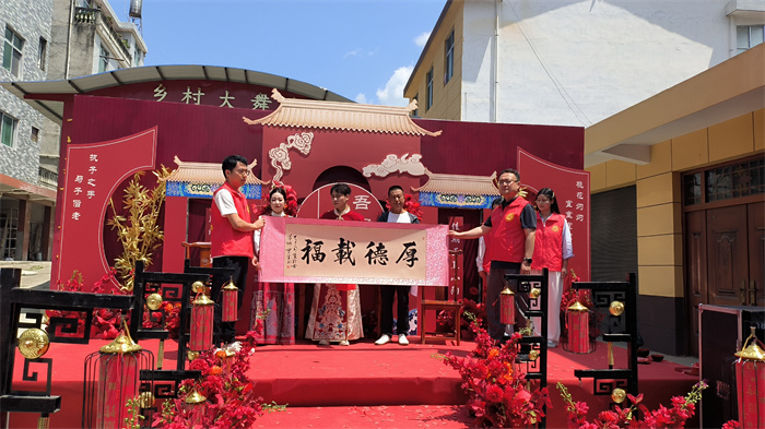 茅坪镇新时代文明实践所志愿者为新人送上家风家训书法作品.jpg 茅坪镇新时代文明实践所志愿者为新人送上家风家训书法作品.jpg
