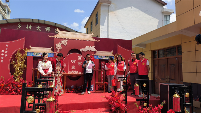 茅坪村新时代文明实践站站长王金全为新人送祝福.jpg 茅坪村新时代文明实践站站长王金全为新人送祝福.jpg