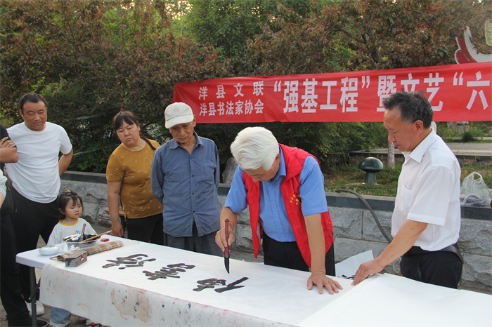 书法志愿者白新勇为现场群众赠写家风家训书法作品.jpg 书法志愿者白新勇为现场群众赠写家风家训书法作品.jpg