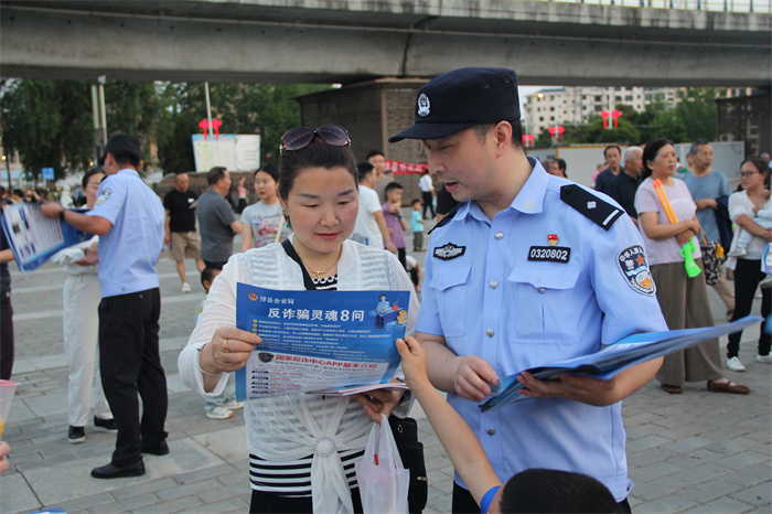 县公安局反诈中心民警为群众科普反诈骗知识.jpg 县公安局反诈中心民警为群众科普反诈骗知识.jpg