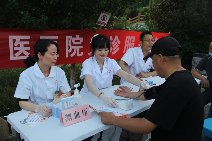 医疗服务志愿者为群众开展爱心义诊.jpg 医疗服务志愿者为群众开展爱心义诊.jpg