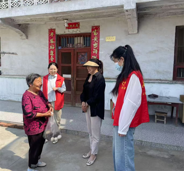 为辖区高龄老人送上慰问品.jpg 为辖区高龄老人送上慰问品.jpg