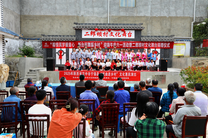 活动合影.jpg 活动合影.jpg