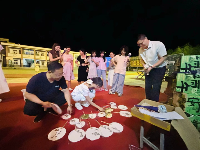 获奖教师领取“最佳创意奖”和“最快手速奖”奖品.jpg 获奖教师领取“最佳创意奖”和“最快手速奖”奖品.jpg