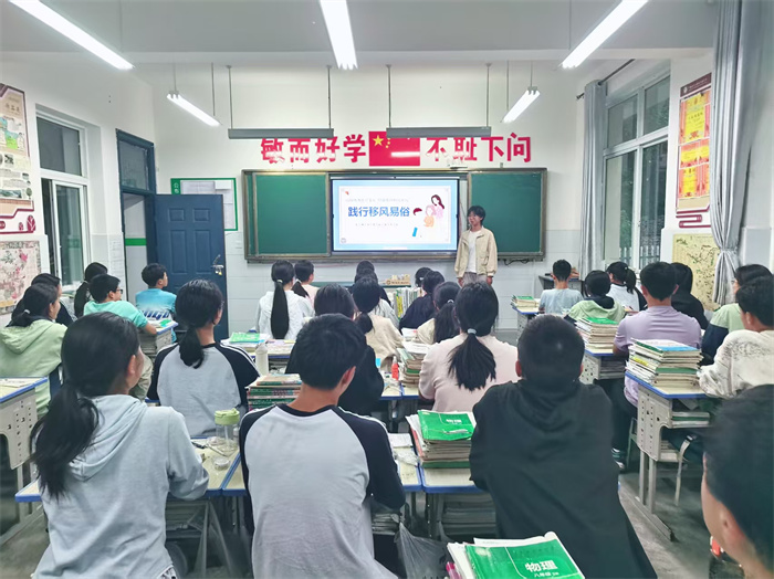 召开一次班会2.jpg 召开一次班会2.jpg