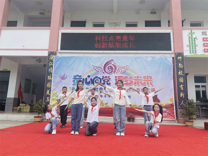 五年级舞蹈《New Boy》.jpg