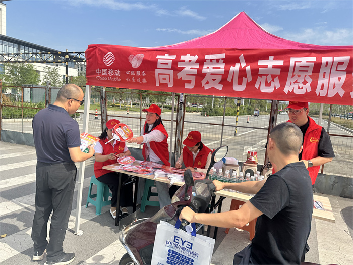 为家长发放防暑降温物品.jpg 为家长发放防暑降温物品.jpg
